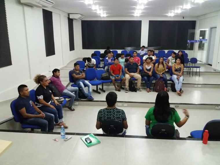 Roda de conversa do cineclube numa sala ampla, com o público sentado em círculo.