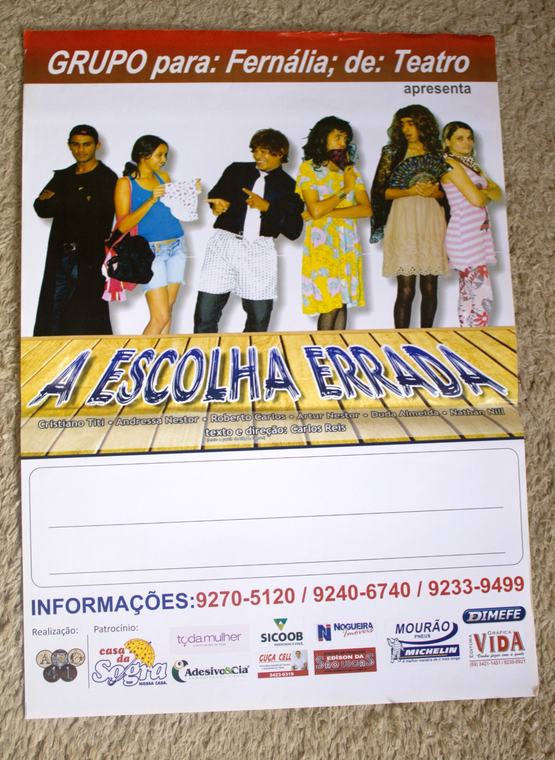 Cartaz da peça “A Escolha Errada”, do Grupo Parafernália de Teatro, com o elenco de figurino.