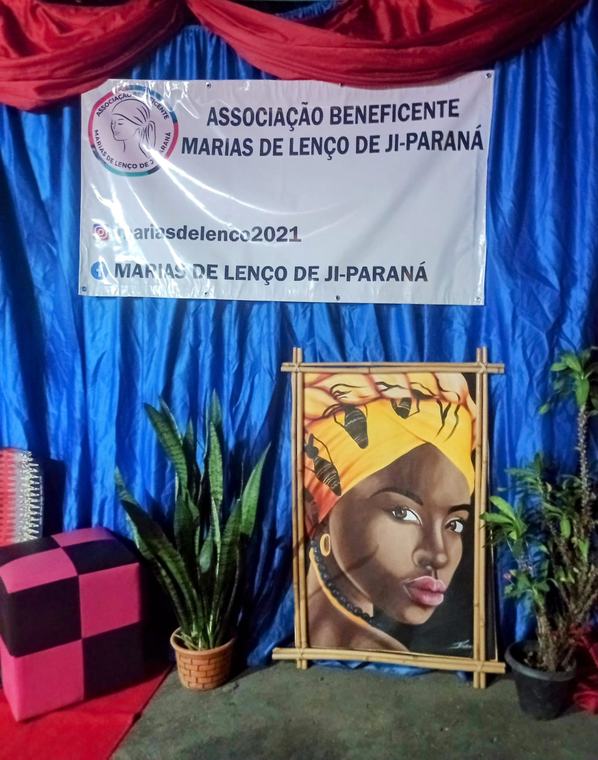 Espaço da Associação Beneficente Marias de Lenço de Ji-Paraná, com a pintura de uma mulher negra de turbante.